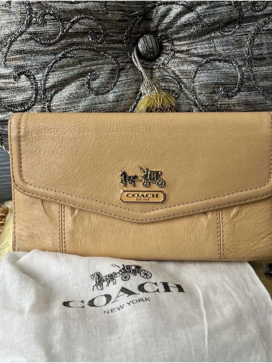 Coach Beige Leather Clutch with Gold Horse & Carriage Emblem - Picture 4 of 16
